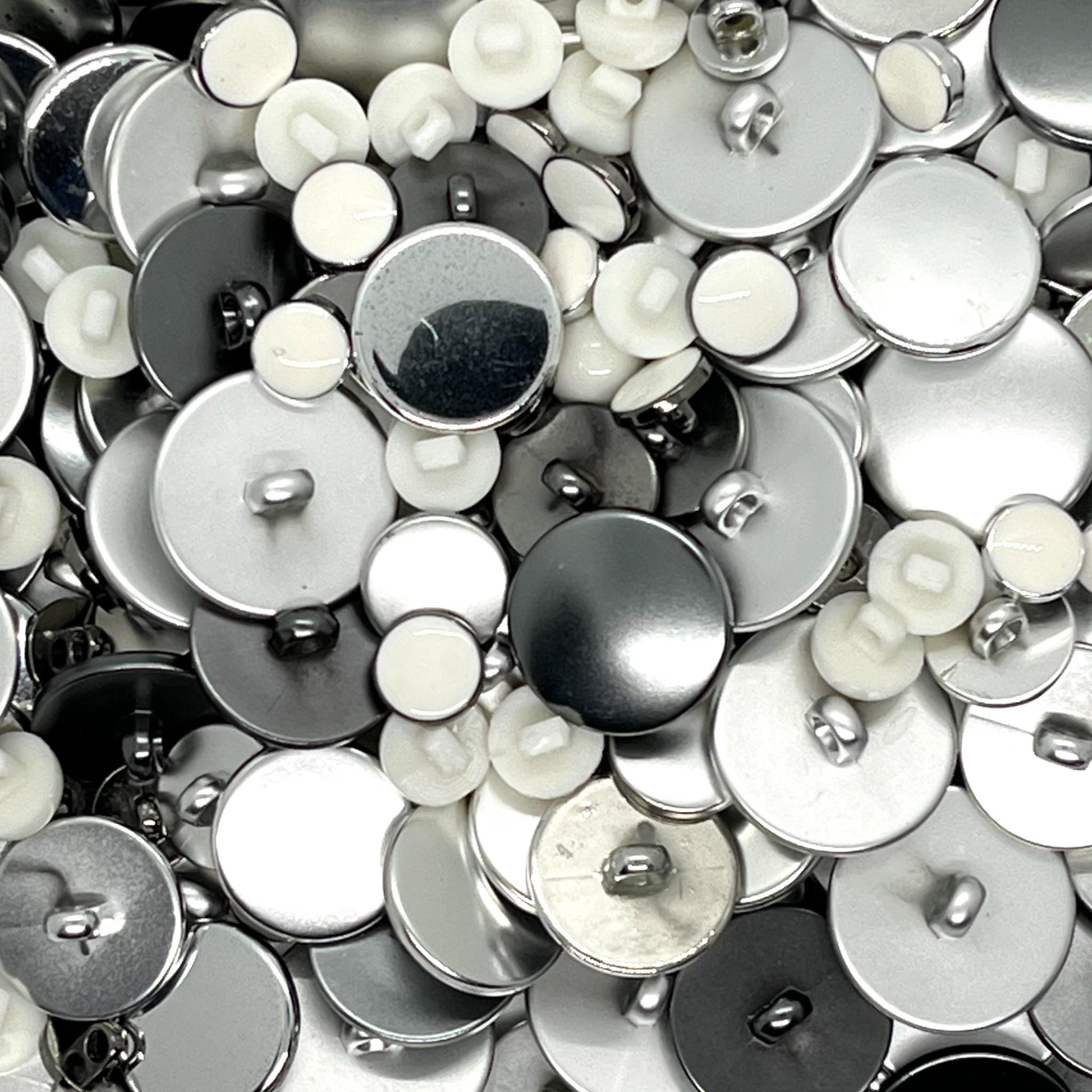 1000 x Mixed buttons image 1